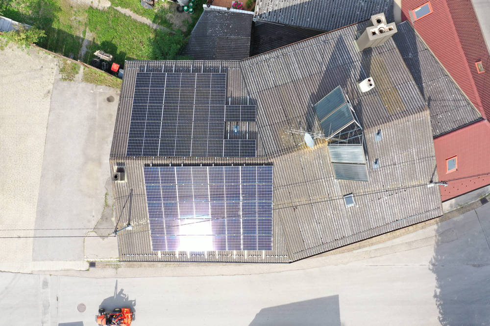 Betriebsgebäude / Autohaus von oben mit Photovoltaikanlage