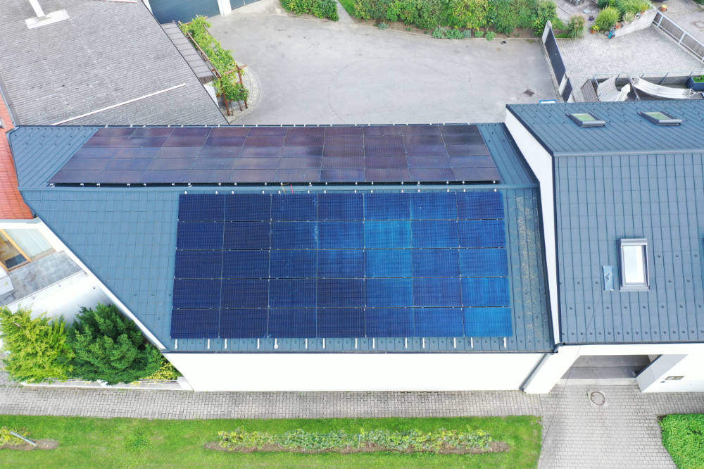 Betriebsgebäude von oben mit Photovoltaikanlage