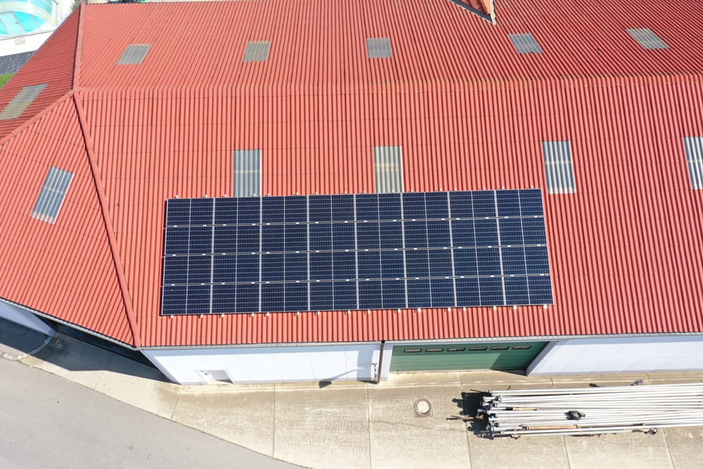 Betriebshalle von oben mit Photovoltaikanlage