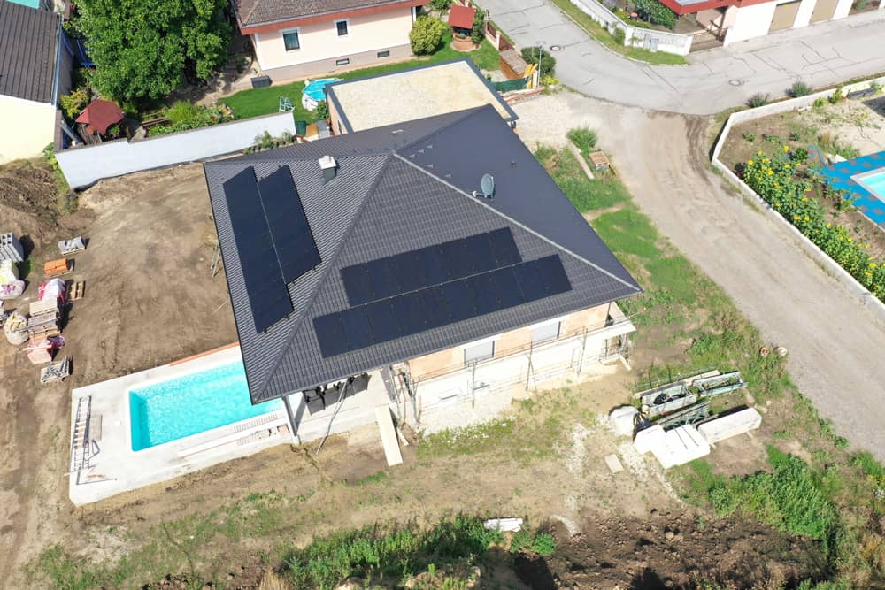 Einfamilienhaus von oben mit Photovoltaikanlage