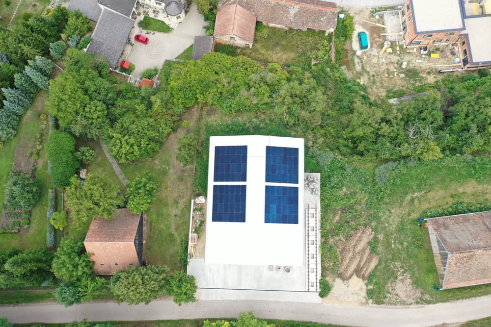 Einfamilienhaus von oben mit Photovoltaikanlage