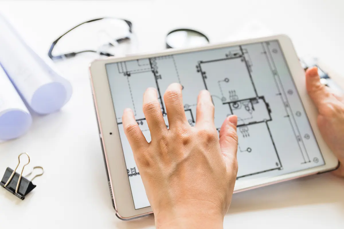 Architekt arbeitet am Tisch an einem Hausprojekt