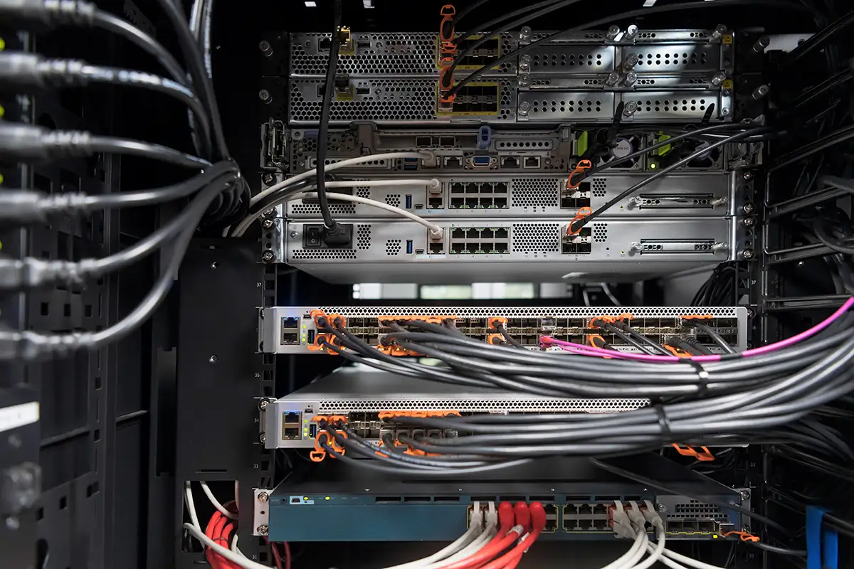 Nahaufnahme eines Netzwerk Serverraums mit Glasfaser-Hub oder -Switch für die digitale Kommunikation