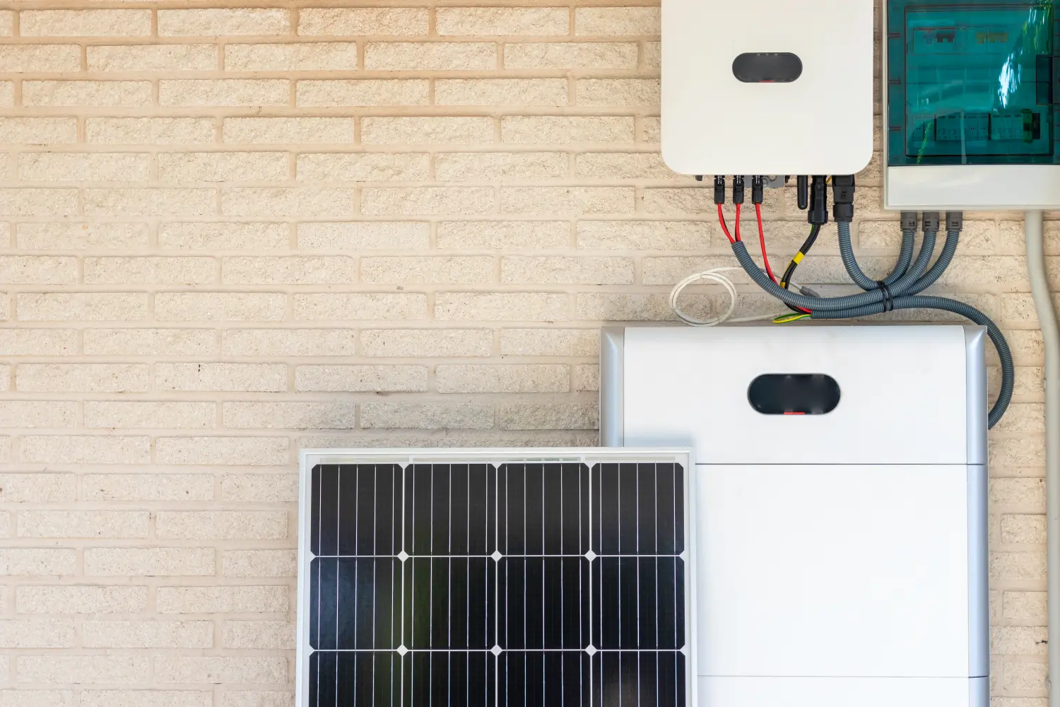Techniker montiert Solarpanel mit Bohrmaschine – Vorbereitung zur Nachrüstung eines PV-Speichersystems