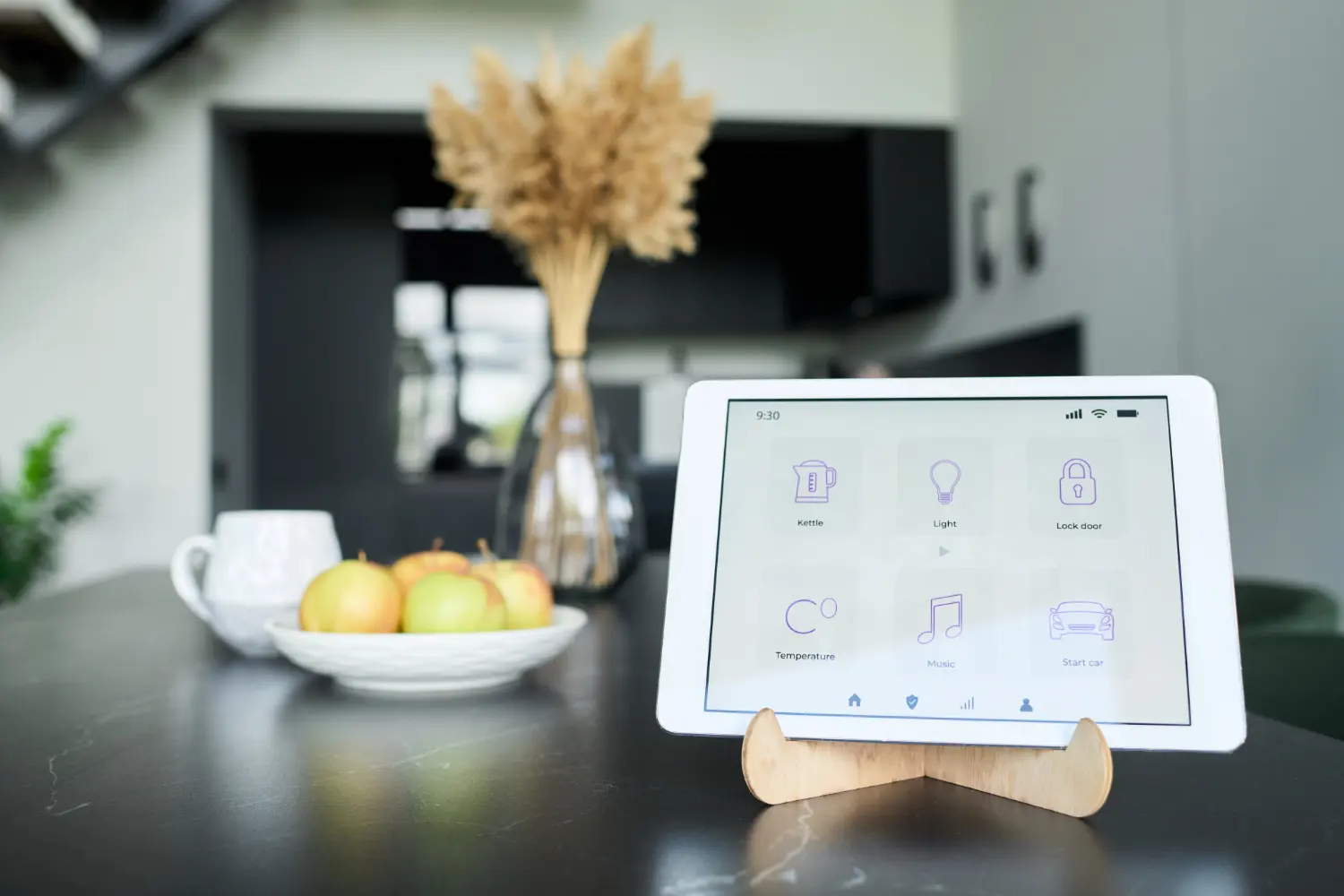 Tablet mit einer Smart-Home-App auf einem Küchentisch.