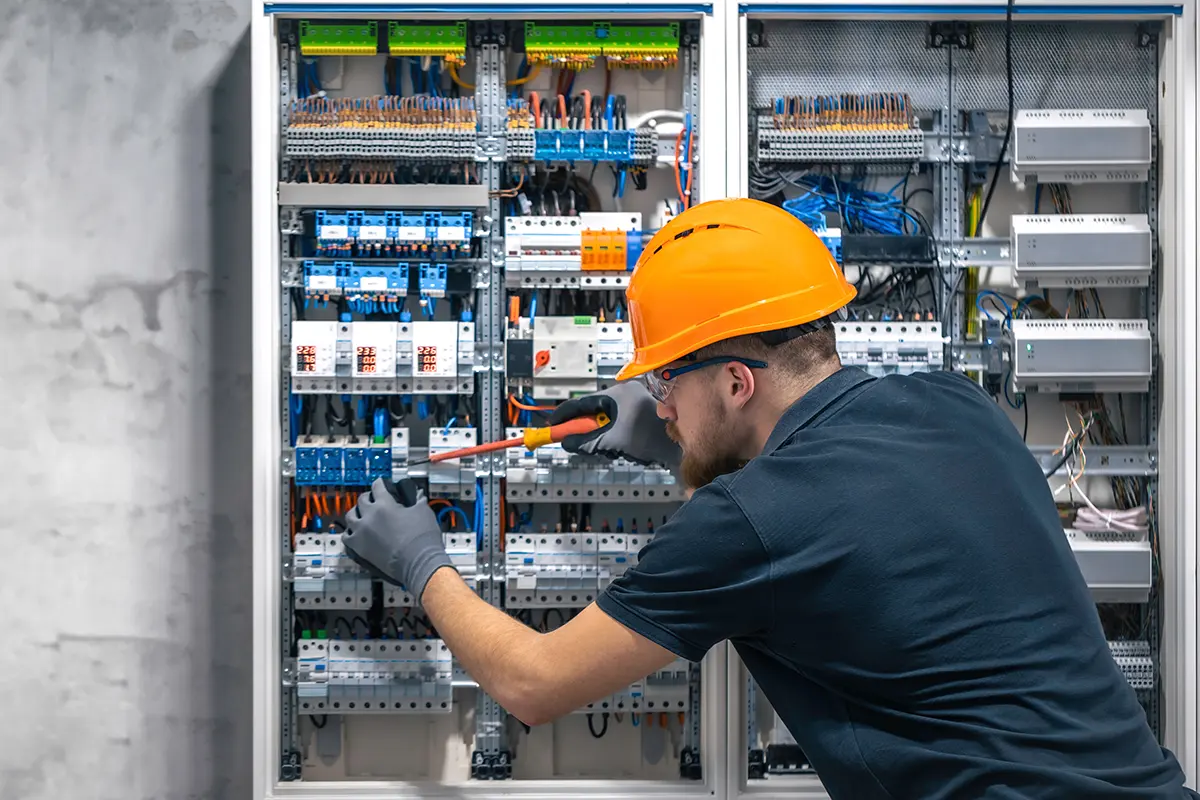 emhe - Elektriker arbeitet an einer Schalttafel Elektriker arbeitet an einer Schalttafel