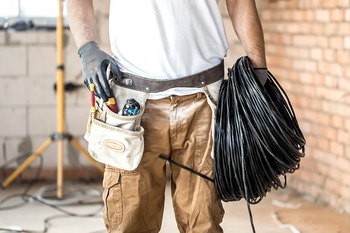 emhe - Elektriker mit Werkzeugen auf der Baustelle Elektriker mit Werkzeugen auf der Baustelle