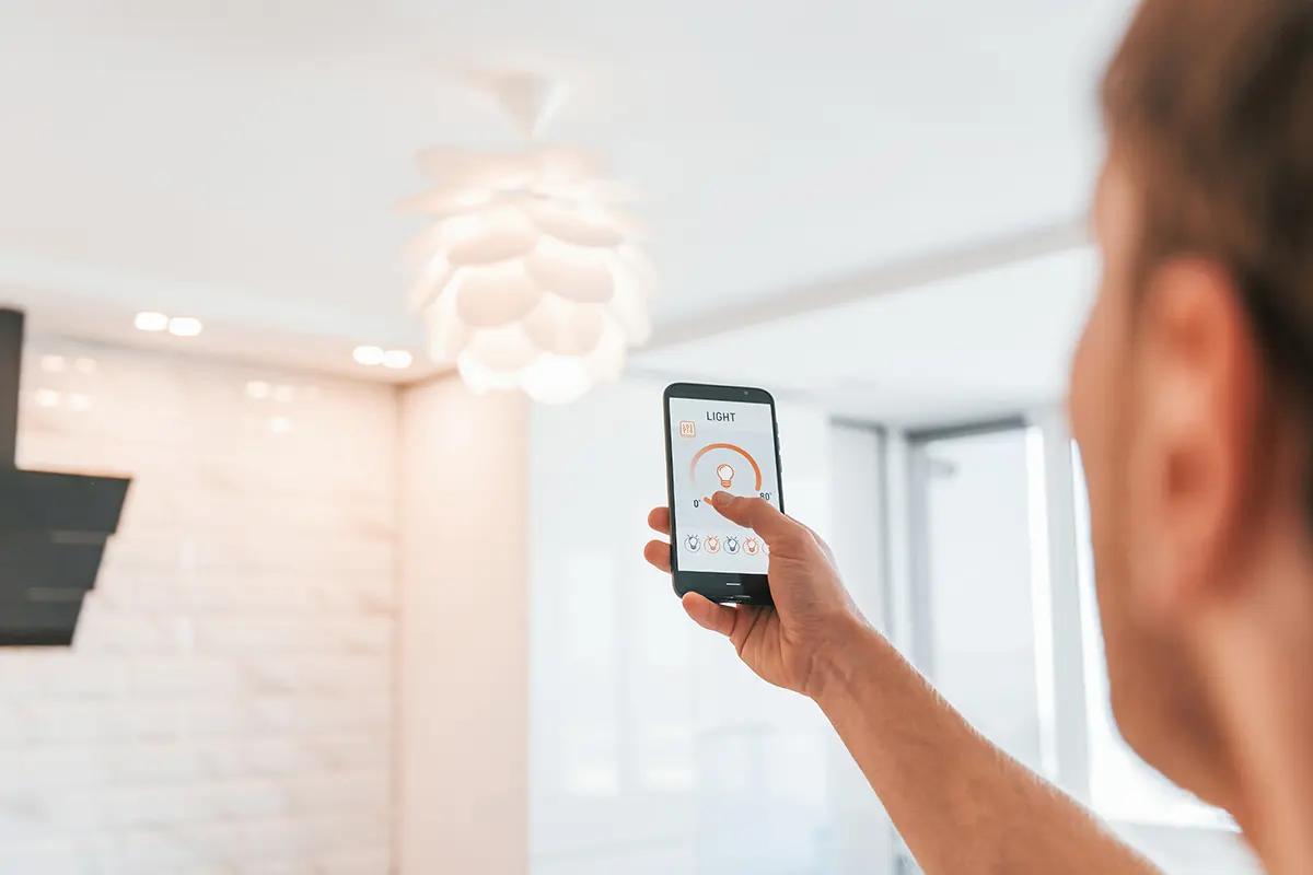 emhe - Mann steuert Smart Home von innen Mann steuert Smart Home von innen
