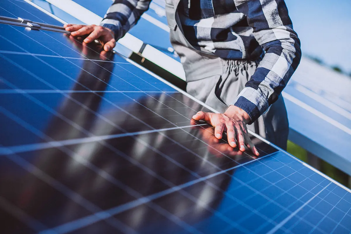 emhe - Techniker installiert Solarpanels Techniker installiert Solarpanels
